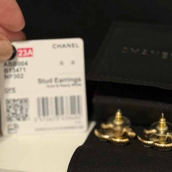 CHANEL PRARL & GOLD STUD EARRINGS PREOWNED - Picture 6 of 6